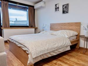 una camera con un grande letto e una finestra di NEUES Apartment in Top Lage, free Parking max 1,65m Höhe und 1,8m Breite a Karlsruhe