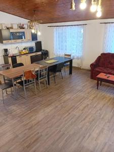 uma sala de estar com uma mesa e cadeiras e um sofá em Casa Sebastian - Rau Mare Retezat 