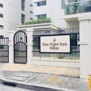 Eine Palmenhaine an einem Zaun in der Unterkunft Condo in Pasay in Manila