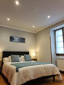 Un dormitorio con una cama grande y una ventana en Arotzetxea, en Elizondo