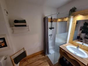 La salle de bains est pourvue d'une douche et d'un lavabo. dans l'établissement Appartement 4 personnes 32m2 Au pied des pistes- WiFI- Balcon Sud- Chamrousse 1650, à Chamrousse