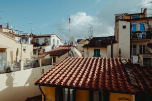 uma vista para um telhado de azulejos de um edifício em Vista e Tetti ai Canacci em Florença