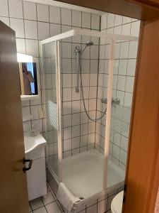 a bathroom with a shower and a toilet at Ferienwohnung Hoffmann in Bad Münder am Deister
