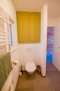 een badkamer met een toilet en een gele kast bij Residence Royal Sélys Terrace, City-Center - Bike Park in Luik