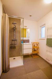 y baño con ducha y lavamanos. en Residence Royal Sélys Terrace, City-Center - Bike Park, en Lieja