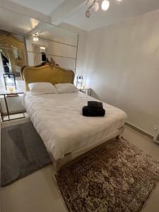 - une chambre avec un grand lit et un miroir dans l'établissement Appartement à 10 minutes du Stade de France, à Saint-Denis