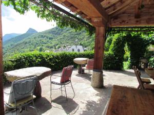 O vedere generală la munți sau o vedere la munte luată de la this country house