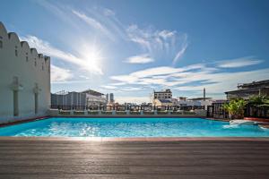 uma grande piscina no topo de um edifício em Dewan Bangkok - SHA Certified em Bangkok