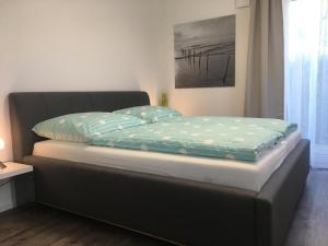 アルテフェーアにあるSTRELASUNDBLICKのベッド1台が備わる客室です。