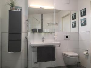 アルテフェーアにあるSTRELASUNDBLICKの白いバスルーム(洗面台、トイレ付)