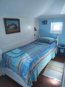 Guesthouse Bogdanovic في بودفا: غرفة نوم بسرير مع جدار ازرق