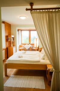 Postel nebo postele na pokoji v ubytování Panoramahotel Wagner - Das Biohotel am Semmering