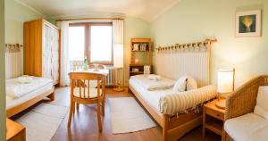 Postel nebo postele na pokoji v ubytování Panoramahotel Wagner - Das Biohotel am Semmering