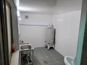 BlueBird Guesthouse - Foreign Only tesisinde bir banyo