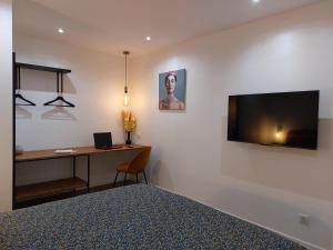 Telewizja i/lub zestaw kina domowego w obiekcie Urbs Amiens Sud