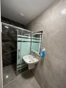 La salle de bains est pourvue d'un lavabo et d'un miroir. dans l'établissement XX/ Antica jabalal-lwebdeh, à Amman