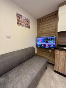 Il comprend un salon doté d'un canapé et d'une télévision à écran plat. dans l'établissement XX/ Antica jabalal-lwebdeh, à Amman