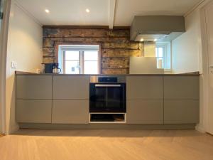 - une cuisine avec une cuisinière dans l'établissement Entire renovated apartment from 1780 with Kitchen, Bath, Bedroom, and Living Room in Skuteviken, à Bergen