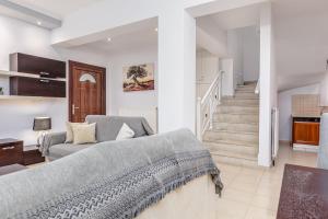 Η κουζίνα ή μικρή κουζίνα στο VILLA OLIVIA CORFU - Amazing sea-view 3 bedroom villa with a pool