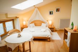 Postel nebo postele na pokoji v ubytování Panoramahotel Wagner - Das Biohotel am Semmering