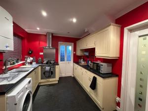 Η κουζίνα ή μικρή κουζίνα στο Quebec House - Free Parking and Wifi, 'Comfortable Spacious House Near to Town Centre
