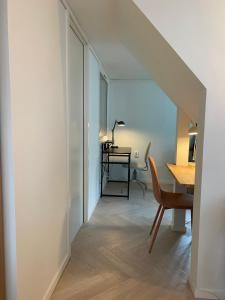 Cette chambre dispose d'une table, d'une chaise et d'un bureau. dans l'établissement Renovated apartment from 1780, located in heritage site (Skuteviken), à Bergen