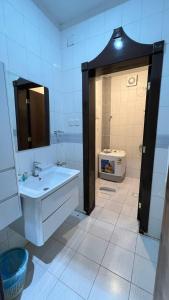 La salle de bains est pourvue d'un lavabo et d'une douche. dans l'établissement Ark Chalet, à Haïl