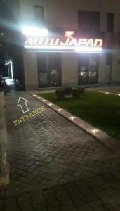 een gebouw met 's nachts een bord bij D & G Apartment in Tirana
