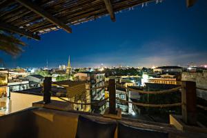 widok na panoramę miasta w nocy w obiekcie Dewan Bangkok - SHA Certified w mieście Bangkok