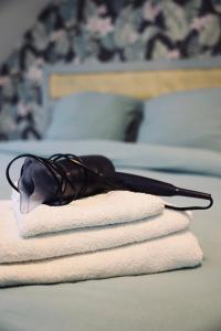 a pair of black glasses sitting on top of towels at Chez Marianne & Mathieu in Moustoir-Remungol