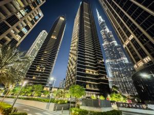 杜拜的住宿－The Address Residences Dubai Opera , Full Burj Khalifa View , Luxurious 2BR，夜城里三座高耸的摩天大楼