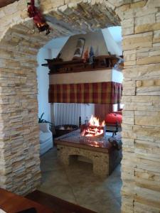 Illegio的住宿－Cjase di Doro，带壁炉的客厅内的壁炉