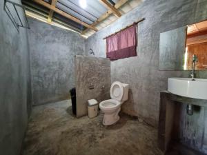 een badkamer met een toilet en een wastafel bij Nongtao homestay in Ban Dong Than