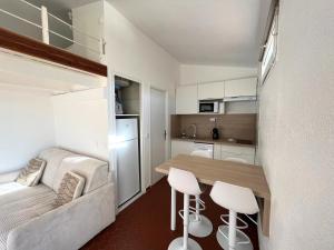 Appartement à 100M de la plage - Terrasse & Parking Privé tesisinde mutfak veya mini mutfak