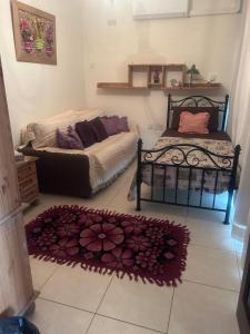 een slaapkamer met 2 bedden en een tapijt op de vloer bij Hidden Gems in Hamrun