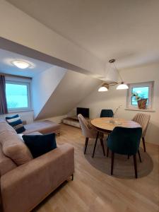 ein Wohnzimmer mit einem Sofa und einem Tisch in der Unterkunft Apartment Ledermoos in Mauterndorf