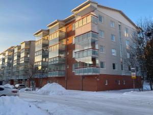 een appartementencomplex met sneeuw ervoor bij Tuomas´ luxurious suites, Luppo in Rovaniemi