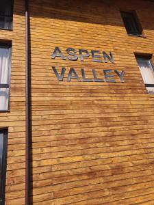 ラズロクにあるAspen Valley B304の木壁の看板