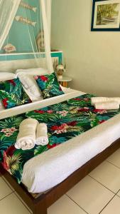 ein Paar Betten mit Handtüchern darüber in der Unterkunft Résidence Cocody in Sainte-Anne