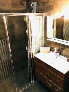 Koupelna v ubytování Casa Rural confortable + 12 fotografií