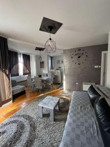 uma sala de estar com um sofá e uma mesa em Apartman “MEGI” em Sokobanja