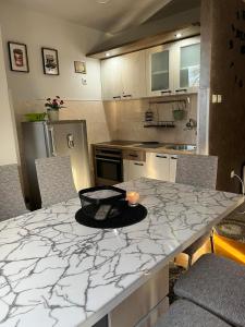 uma cozinha com uma mesa com uma tigela em Apartman “MEGI” em Sokobanja