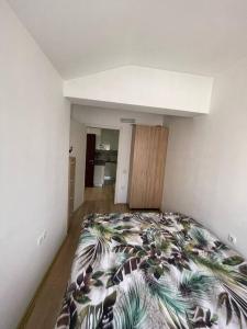 een slaapkamer met een groot bed in een kamer bij Central City Apartment in Pristina
