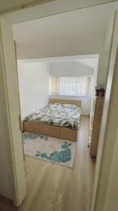 een kleine slaapkamer met een bed in een kamer bij Central City Apartment in Pristina