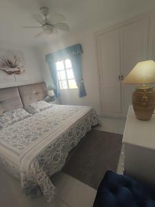 カジャオ・サルバヘにあるPendhous Sabina mit Jacuzziのベッドルーム1室(ベッド1台、ランプ、窓付)