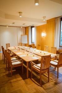 ein großer Konferenzraum mit einem langen Tisch und Stühlen in der Unterkunft Panoramahotel Wagner - Das Biohotel am Semmering in Semmering