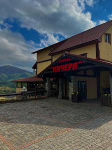 Nespecifikovaný výhled na hory nebo výhled na hory při pohledu z hotelu