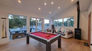 a living room with a red pool table in it at Casa Alexandra in Alboy