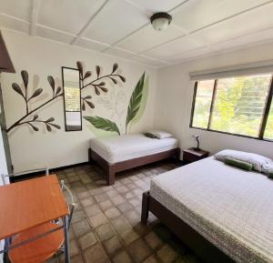 Un pat sau paturi într-o cameră la Casa Pura Vida Surf Hostel - Tamarindo Costa Rica