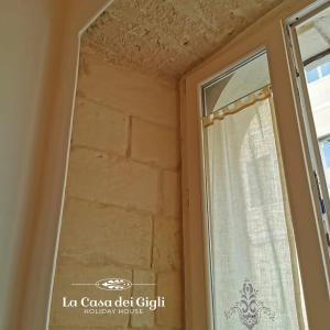 a glass door in a room with a window at La Casa dei Gigli in Lecce